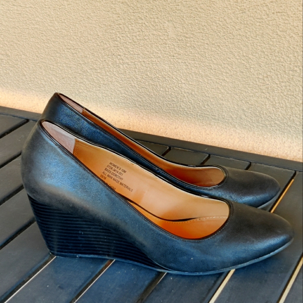 Bass Dorothy Black Wedge Heels Sz 10